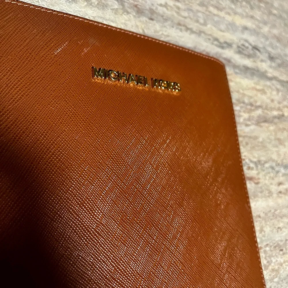 Michael Kors brown table sleeve